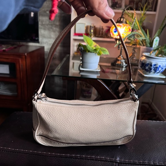 COACH, tan shoulder bag full grain pebbled leather, monogram interior - Picture 4 of 5